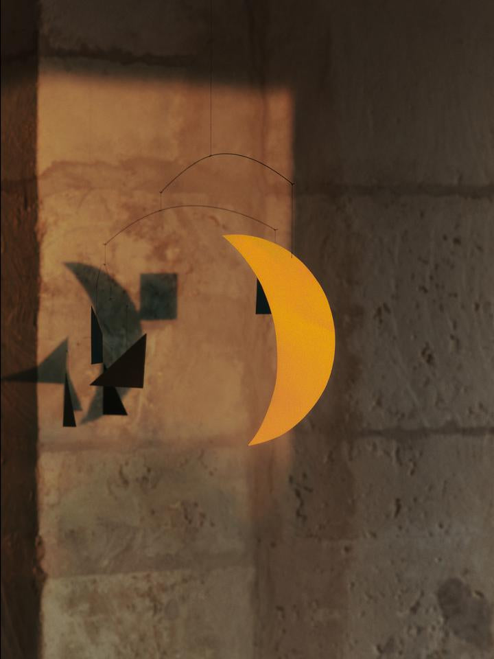 Entdecken Sie das Phase Mobile von Ferm Living – ein elegantes Kunstwerk, das Geometrie und Bewegung harmonisch vereint und Ihr Zuhause bereichert.