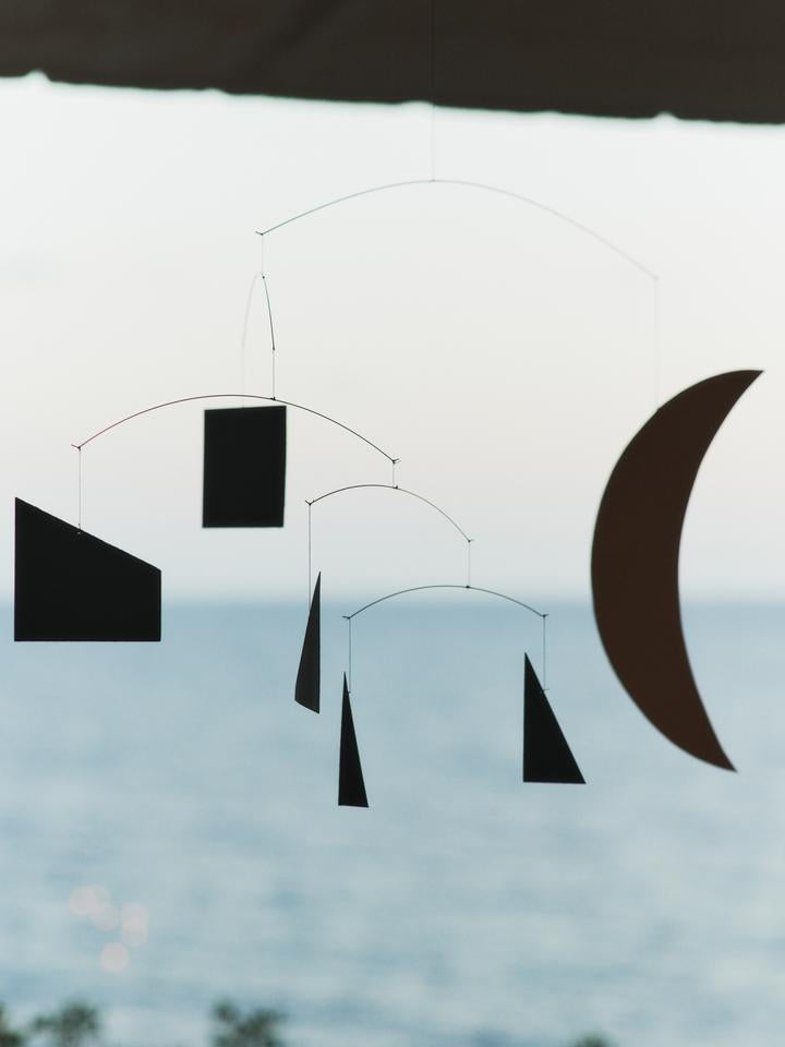 Erleben Sie das Phase Mobile von Ferm Living – ein stilvolles Designobjekt, das Kunst und dänische Handwerkskunst in Ihr Zuhause bringt.