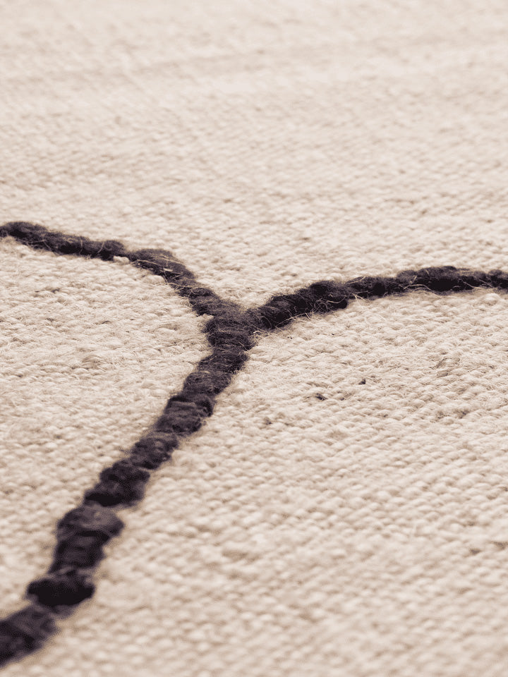 Entdecken Sie den handgefertigten Gesso Jute Teppich 140 x 200 von Ferm Living – ein stilvolles, nachhaltiges Highlight für Ihr Zuhause.