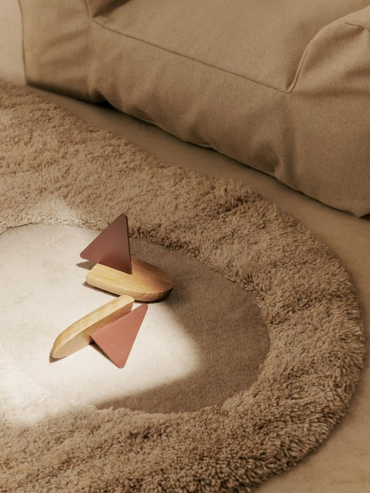 Entdecken Sie den Kove Tufted Teppich von Ferm Living – ein mediterranes Wohnaccessoire aus 100 % Neuseelandwolle, das Stil und Komfort vereint.