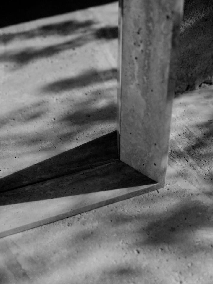 Entdecken Sie den Lancet Spiegel von Ferm Living – ein elegantes Designstück aus Travertin und Glas, inspiriert von den ikonischen Lanzettfenstern.