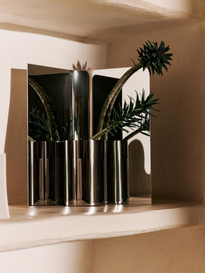 Die Eddy Vase von Ferm Living vereint minimalistisches Design und hochwertige Materialien. Ein elegantes Accessoire, das jeden Raum aufwertet.