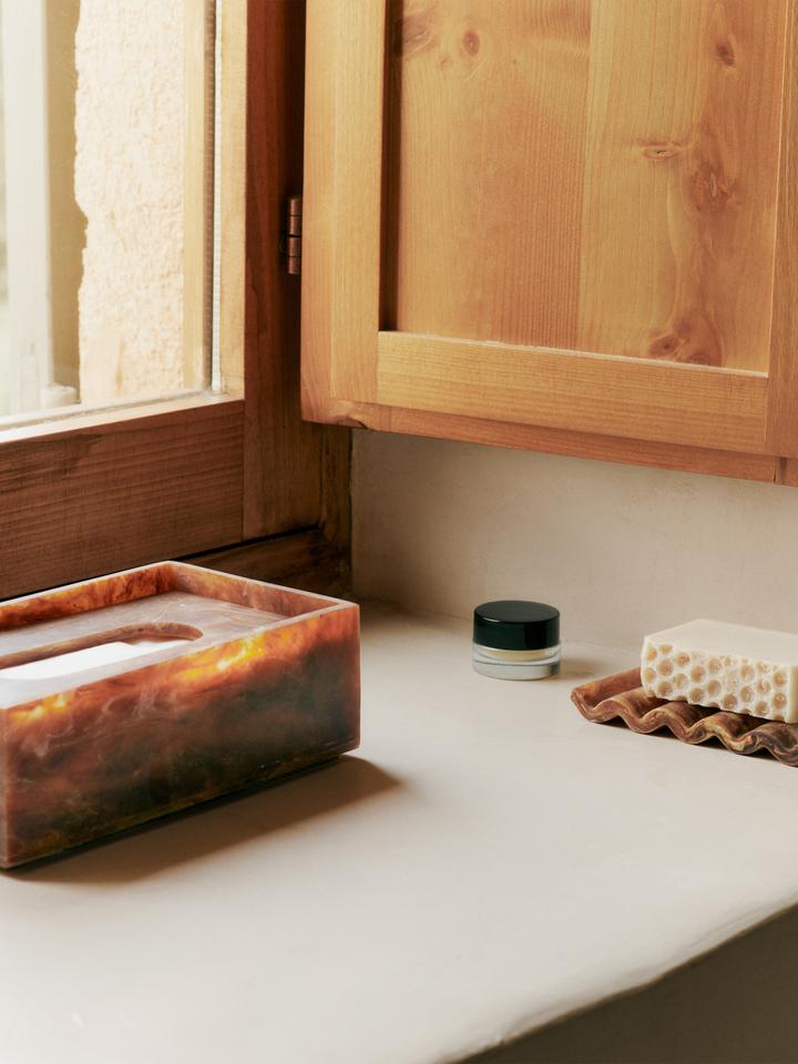 Entdecken Sie die elegante Mist Taschentuchbox von Ferm Living – stilvolles Badzubehör aus hochwertigem, marmoriertem Resin für Ihr modernes Badezimmer.