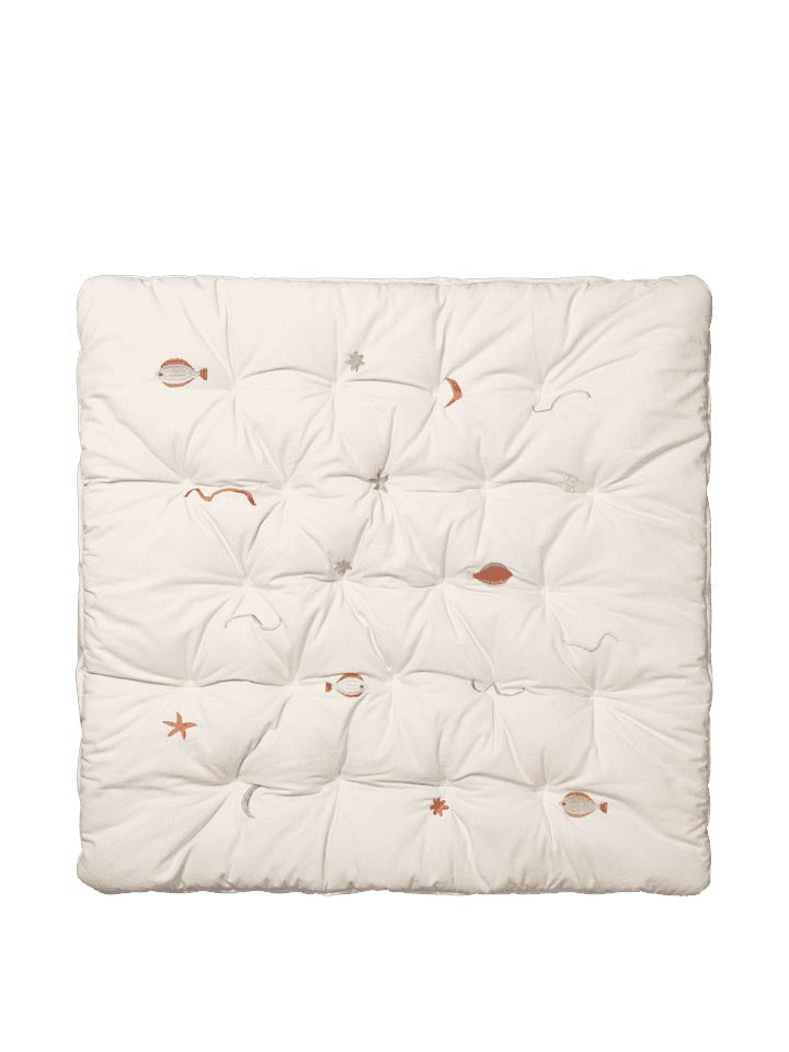 Die Harbour Spielmatte von Ferm Living vereint elegantes Design mit praktischen Funktionen und nachhaltigen Materialien für ein ideales Spielerlebnis.