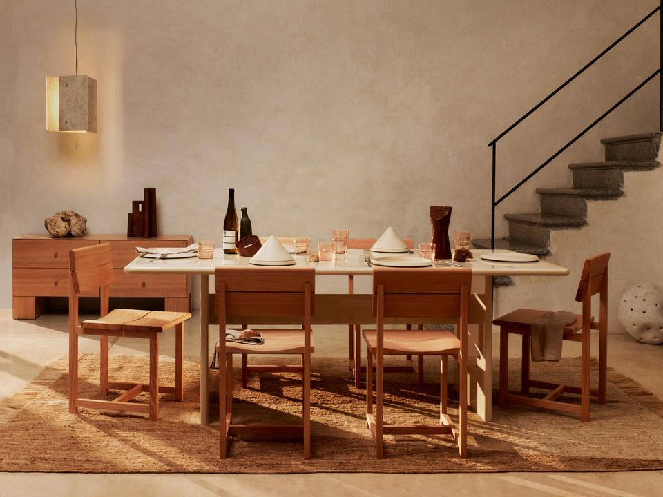 Erleben Sie den Vist Esszimmerstuhl von Ferm Living – ein elegantes Design aus FSC®-zertifizierter Douglasfichte, das Stil und Nachhaltigkeit vereint.