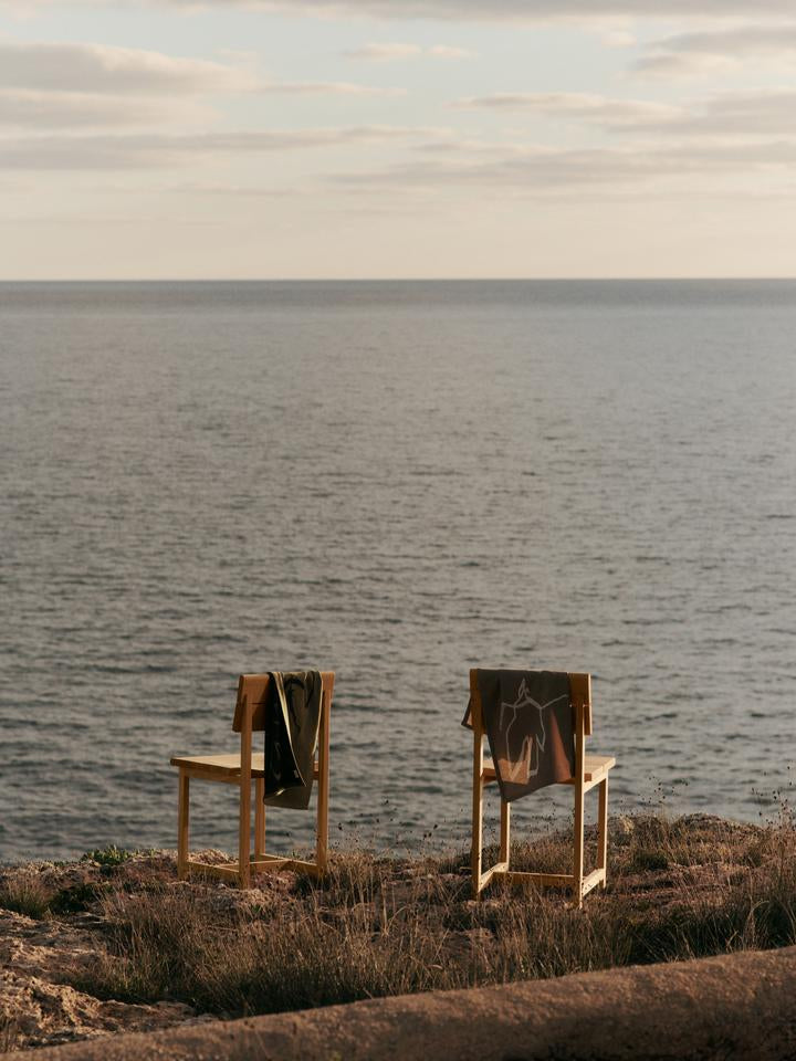 Entdecken Sie den Vist Esszimmerstuhl von Ferm Living – ein zeitloses Möbelstück aus nachhaltiger Douglasfichte, das Eleganz und Komfort vereint.
