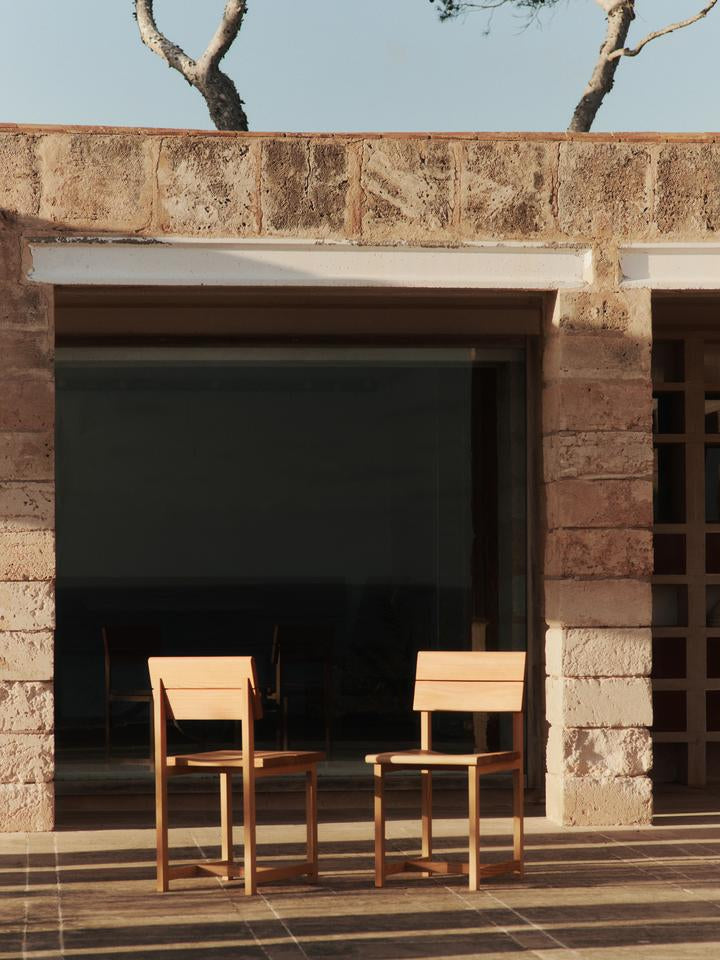 Entdecken Sie den Vist Esszimmerstuhl von Ferm Living – ein zeitloses Möbelstück aus nachhaltiger Douglasfichte, das Eleganz und Komfort vereint.