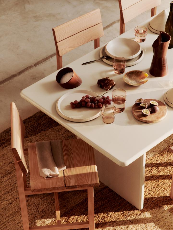 Erleben Sie den Vist Esszimmerstuhl von Ferm Living – ein elegantes Design aus FSC®-zertifizierter Douglasfichte, das Stil und Nachhaltigkeit vereint.