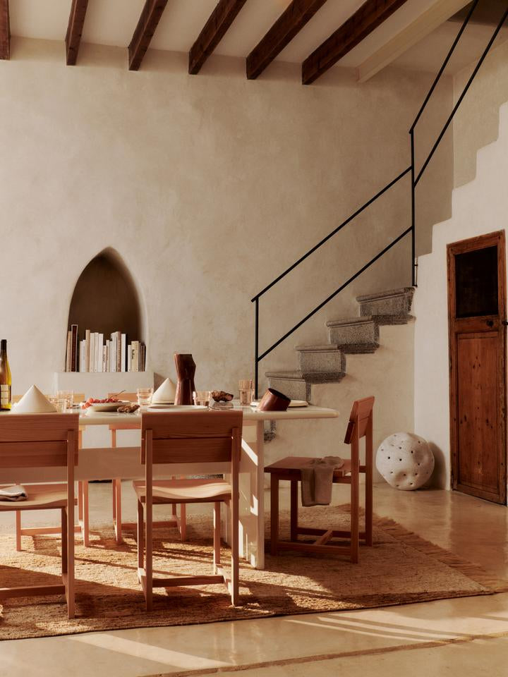 Entdecken Sie den Vist Esszimmerstuhl von Ferm Living – ein zeitloses Möbelstück aus nachhaltiger Douglasfichte, das Eleganz und Komfort vereint.