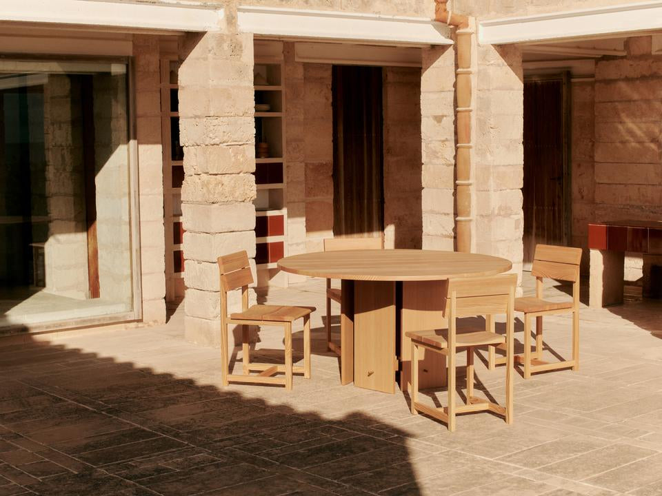 Erleben Sie den Aukko Esstisch Ø140 von Ferm Living – ein skulpturaler Tisch aus FSC-zertifizierter Douglasfichte, der zeitlose Eleganz und Nachhaltigkeit vereint.