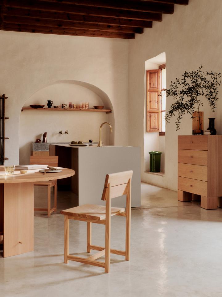 Erleben Sie den Aukko Esstisch Ø140 von Ferm Living – ein elegantes Möbelstück aus FSC-zertifiziertem Holz, das modernes Design und Nachhaltigkeit vereint.