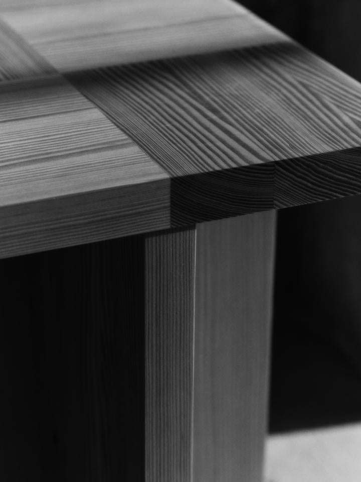 Entdecken Sie das Sala Stück von Ferm Living: Ein einzigartiges Möbelstück aus FSC®-zertifiziertem Holz, inspiriert von Jørn Utzons Architektur.