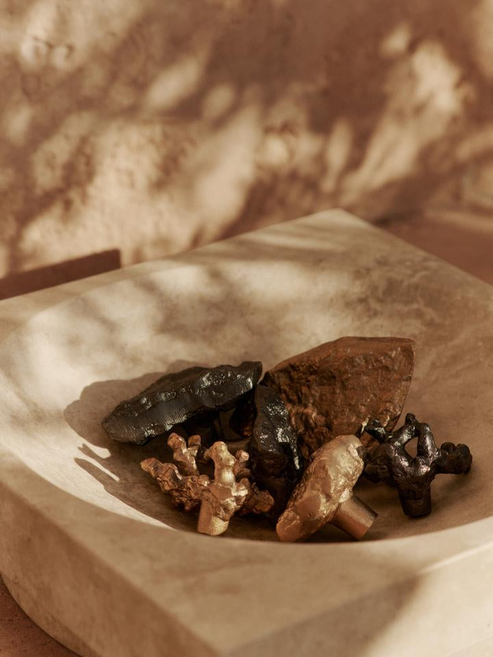 Die Hew Low Schale von Ferm Living besticht durch ihr minimalistisches Design aus edlem Travertin und verleiht jedem Raum eine zeitlose Eleganz.