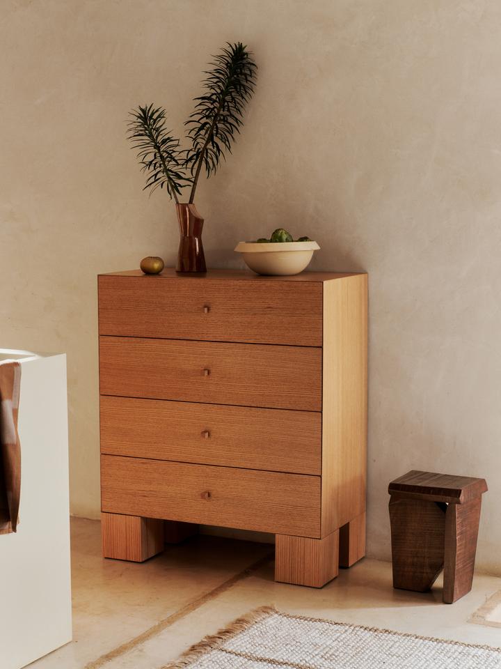 Entdecken Sie die Kuben Kommode 1x4 von Ferm Living – ein stilvolles, funktionales Möbelstück aus FSC®-zertifiziertem Eichenfurnier.