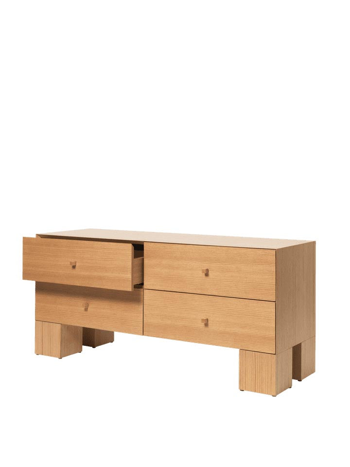 Erleben Sie die Kuben Kommode 2x2 von Ferm Living – ein elegantes, nachhaltiges Design aus Eichenfurnier, das Ordnung und Stil in Ihr Zuhause bringt.