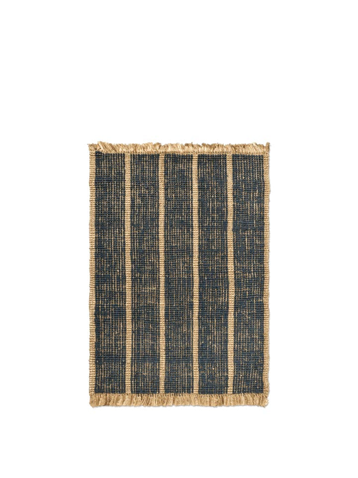 Athen Stripes Teppich 140 x 200  in Natürlich/Tintenblau präsentiert im Onlineshop von KAQTU Design AG. Teppich ist von Ferm Living