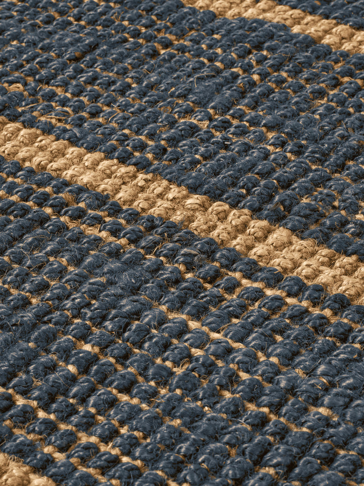 Entdecken Sie den Athen Stripes Teppich 140 x 200 von Ferm Living – handgewebt aus Jute, mit stilvollen Streifen und rustikalen Fransen für jedes Zuhause.