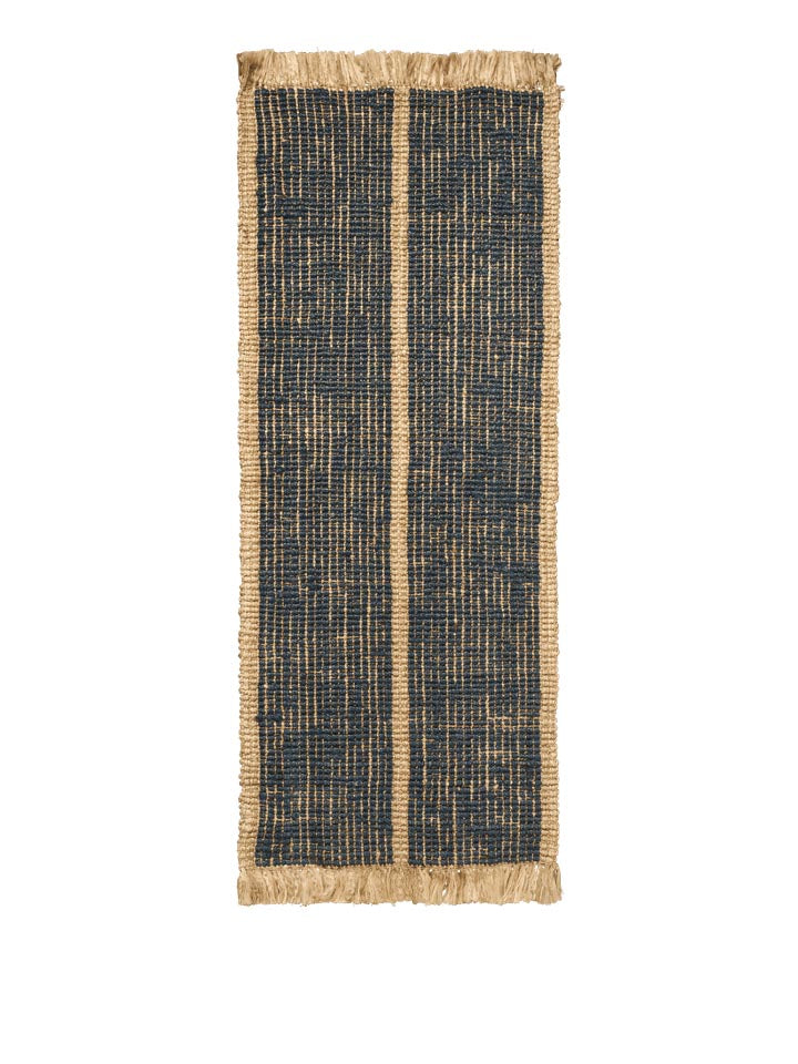 Entdecken Sie den Athen Stripes Läufer 80 x 200 von Ferm Living – ein stilvolles, handgewebtes Jute-Accessoire, das rustikalen Charme und zeitlose Eleganz vereint.