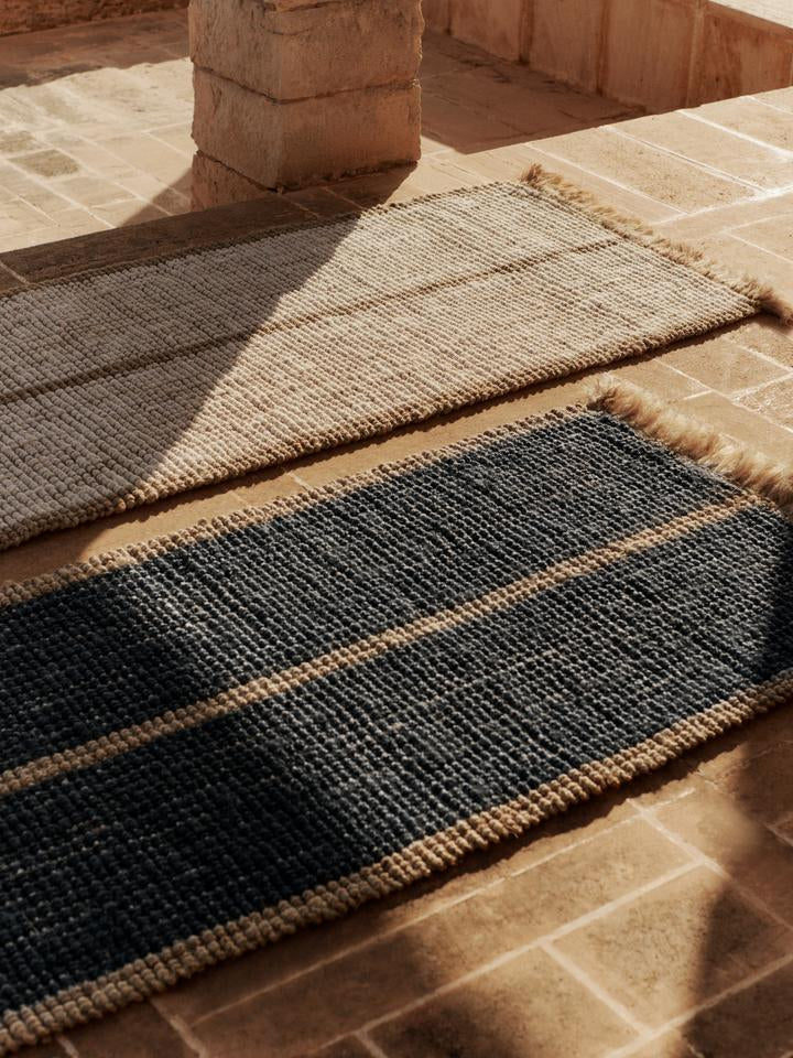 Erleben Sie den Athen Stripes Läufer 80 x 200 von Ferm Living – ein handgewebtes Jute-Design, das mediterrane Eleganz und natürliche Schönheit in Ihr Zuhause bringt.