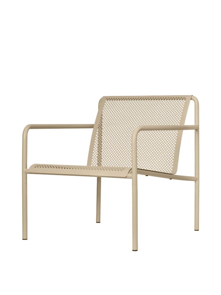 Dapple Lounge Chair mit Armlehnen in Kaschmir präsentiert im Onlineshop von KAQTU Design AG. Outdoor-Sessel ist von Ferm Living