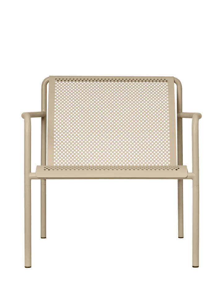 Entdecken Sie den Dapple Lounge Chair von Ferm Living – ein stilvoller, wetterfester Sessel mit Armlehnen, der Eleganz und Komfort in Ihren Außenbereich bringt.