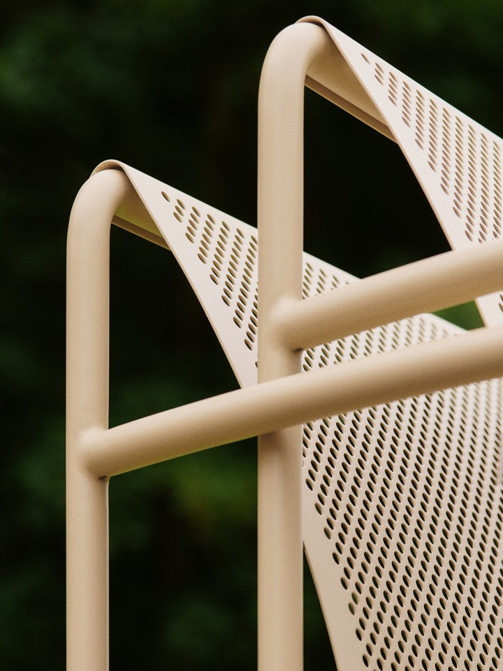 Erleben Sie den Dapple Lounge Chair von Ferm Living – ein eleganter, wetterfester Sessel mit Armlehnen, der Komfort und Stil in Ihren Garten bringt.