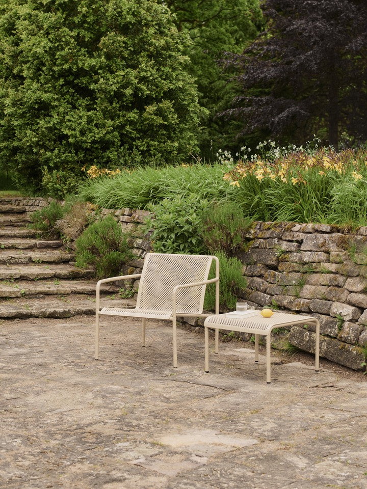 Entdecken Sie den Dapple Lounge Chair von Ferm Living – ein stilvoller, wetterfester Sessel mit Armlehnen, der Eleganz und Komfort in Ihren Außenbereich bringt.