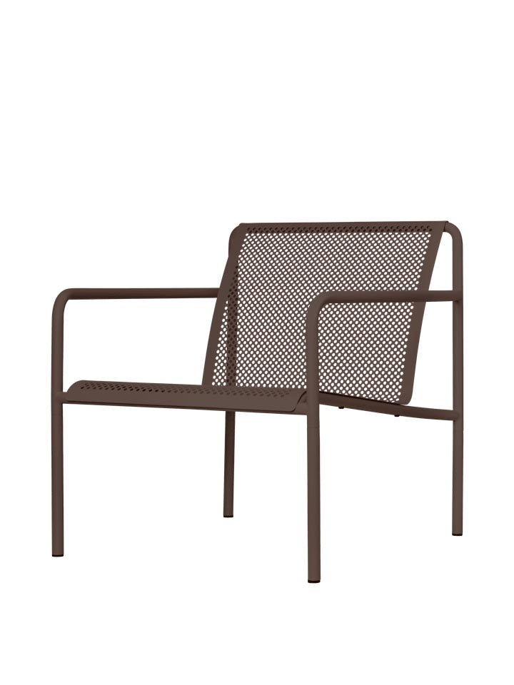 Dapple Lounge Chair mit Armlehnen in Dunkle Schokolade präsentiert im Onlineshop von KAQTU Design AG. Outdoor-Sessel ist von Ferm Living
