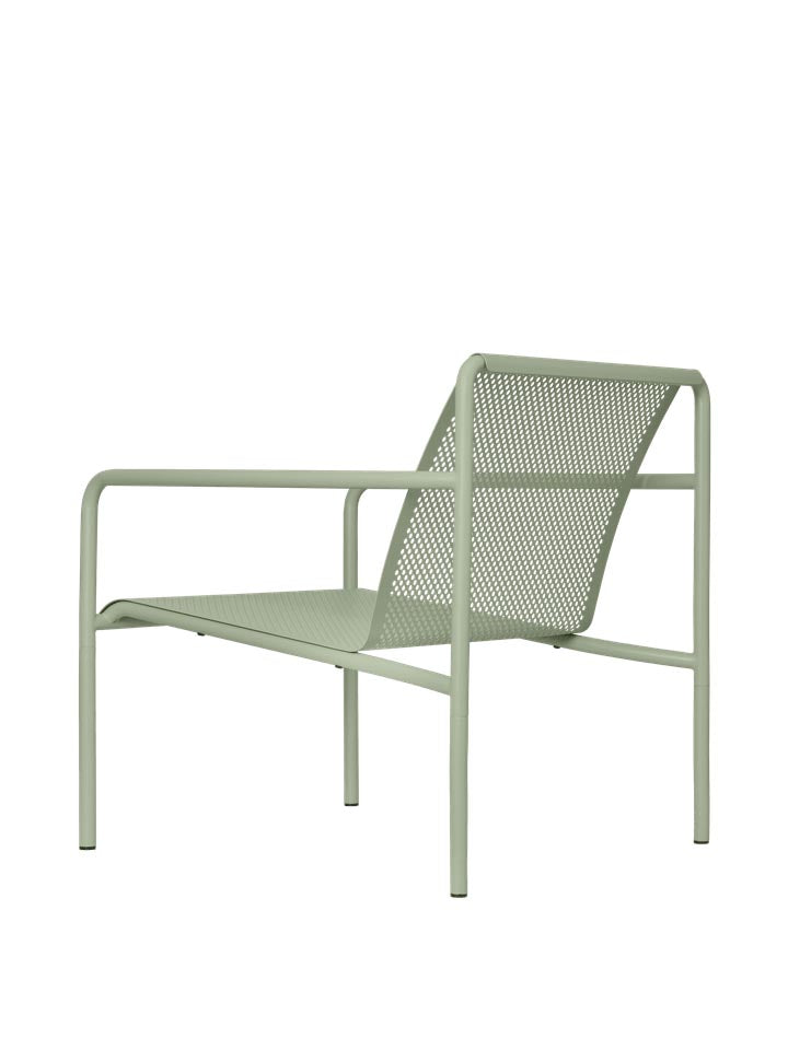 Erleben Sie den Dapple Lounge Chair von Ferm Living – ein eleganter, wetterfester Sessel mit Armlehnen, der Komfort und Stil in Ihren Garten bringt.