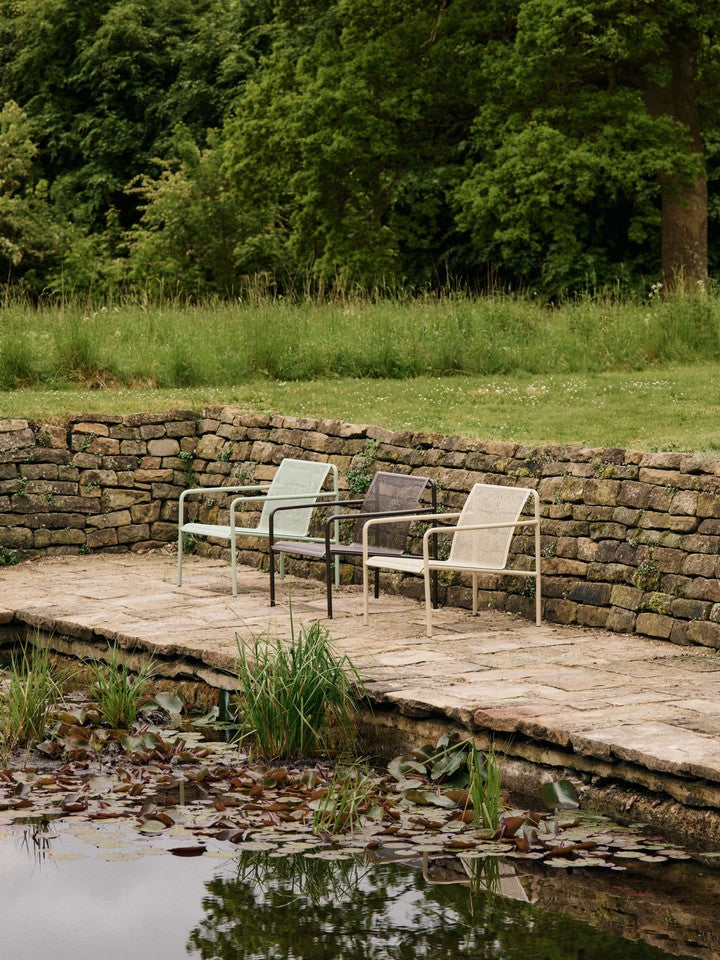 Entdecken Sie den Dapple Lounge Chair mit Armlehnen von Ferm Living – stilvoll, wetterfest und perfekt für entspannte Stunden im Freien.