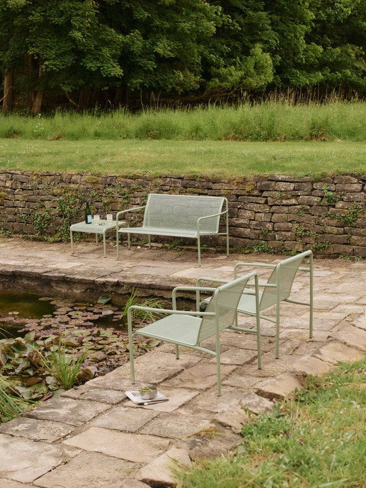 Erleben Sie den Dapple Lounge Chair von Ferm Living – ein eleganter, wetterfester Sessel, ideal für entspannte Momente im Freien.