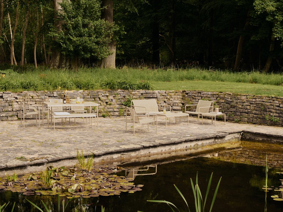 Erleben Sie den Dapple Lounge 2-Sitzer von Ferm Living – eine harmonische Verbindung aus modernem Design und langlebiger Funktionalität für Ihren Garten.