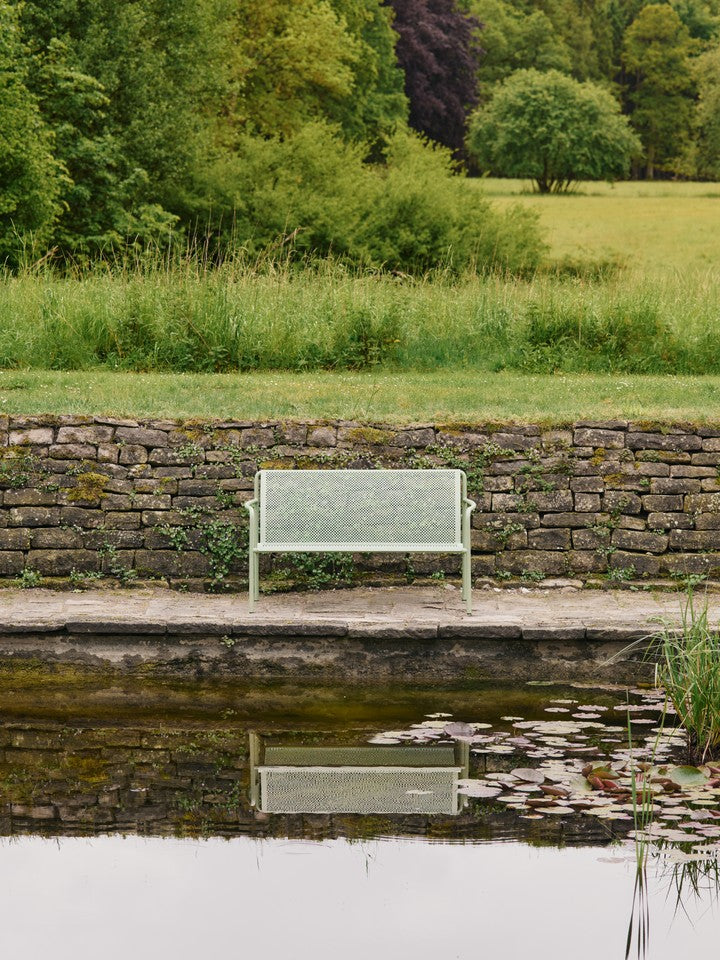 Entdecken Sie den Dapple Lounge 2-Sitzer von Ferm Living – stilvolles Design, wetterfeste Materialien und optimaler Komfort für Ihren Außenbereich.