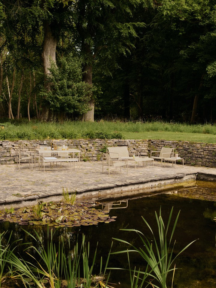 Eleganter Dapple Loungetisch 57 x 57 von Ferm Living – ideal für Garten und Terrasse. Robuste Materialien, stilvolles Design, perfekt für jeden Außenbereich.