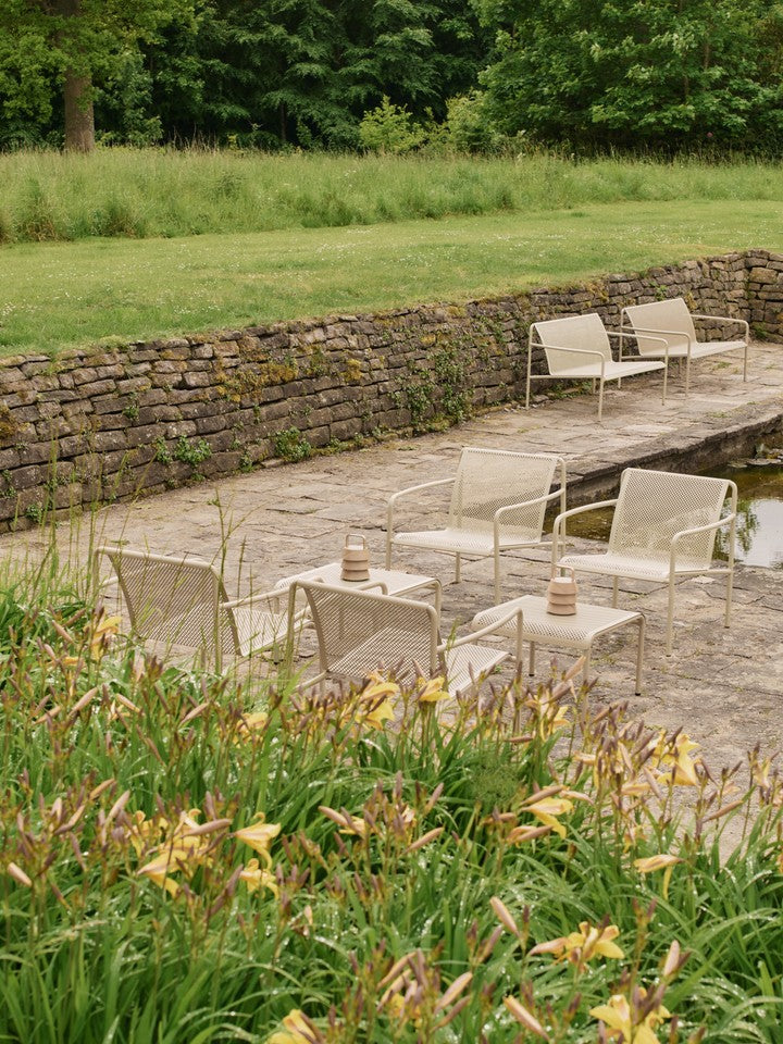 Stilvoller Dapple Loungetisch 57 x 57 von Ferm Living – ideal für Garten und Terrasse. Wetterfest, elegant und vielseitig einsetzbar.