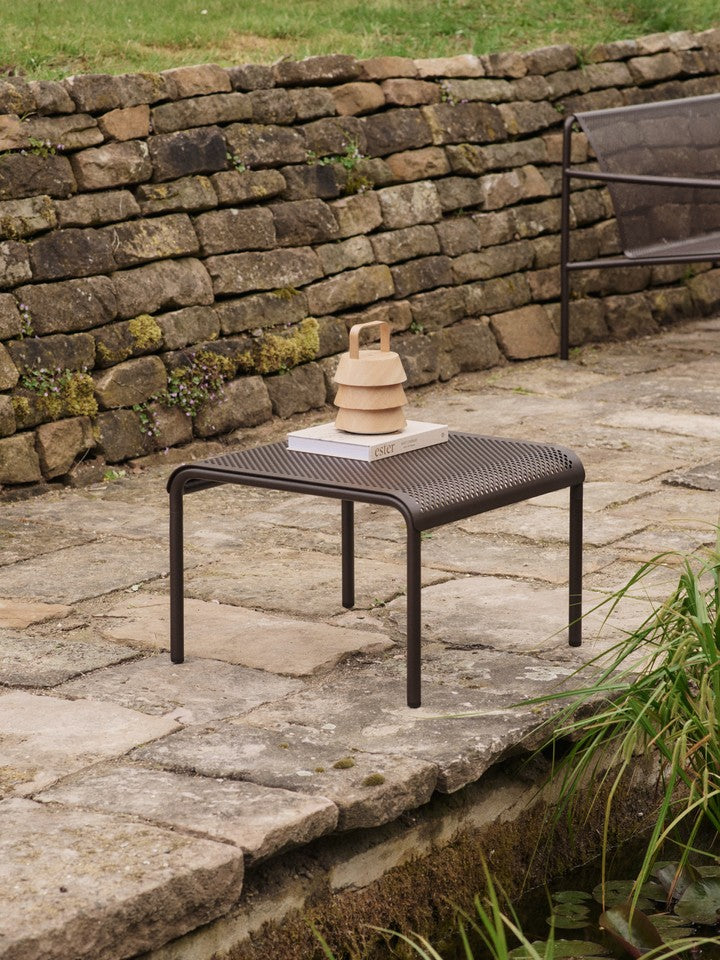 Entdecken Sie den eleganten Dapple Loungetisch 57 x 57 von Ferm Living – ideal für Garten und Terrasse, robust und stilvoll.