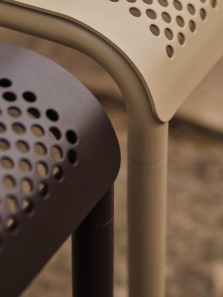 Verleihen Sie Ihrem Außenbereich mit dem Dapple Loungetisch 57 x 57 von Ferm Living einen Hauch von Eleganz. Wetterfest und stilvoll!