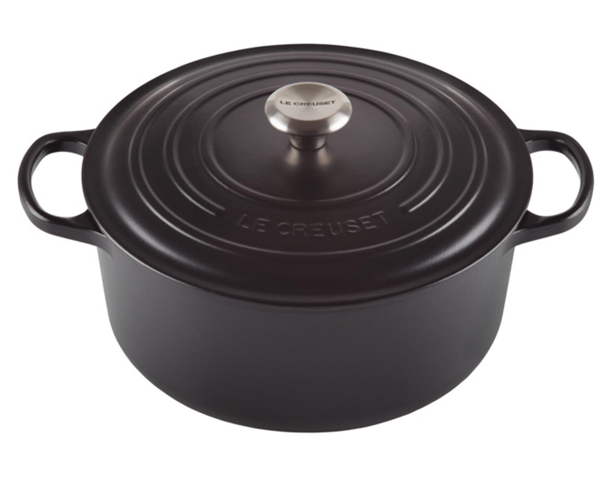 Entdecken Sie den Bräter Signature rund 22 cm von LE CREUSET: hochwertiges Gusseisen, perfekte Wärmeverteilung, stilvolles Design und vielseitig einsetzbar.