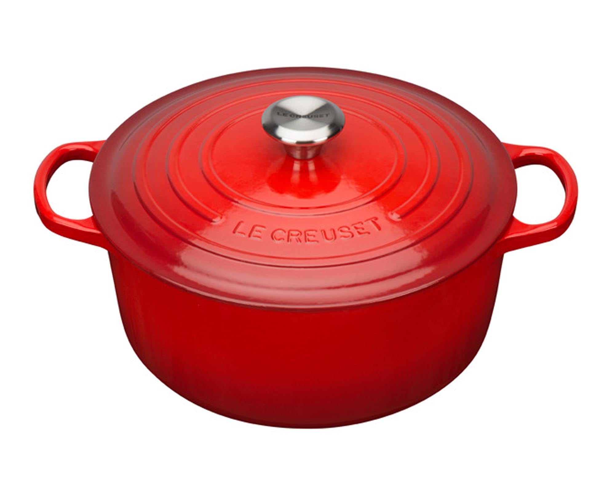 Der runde Bräter Signature von LE CREUSET (24 cm) aus robustem Gusseisen sorgt für perfekte Garergebnisse und ist ein stilvolles Küchenhighlight.