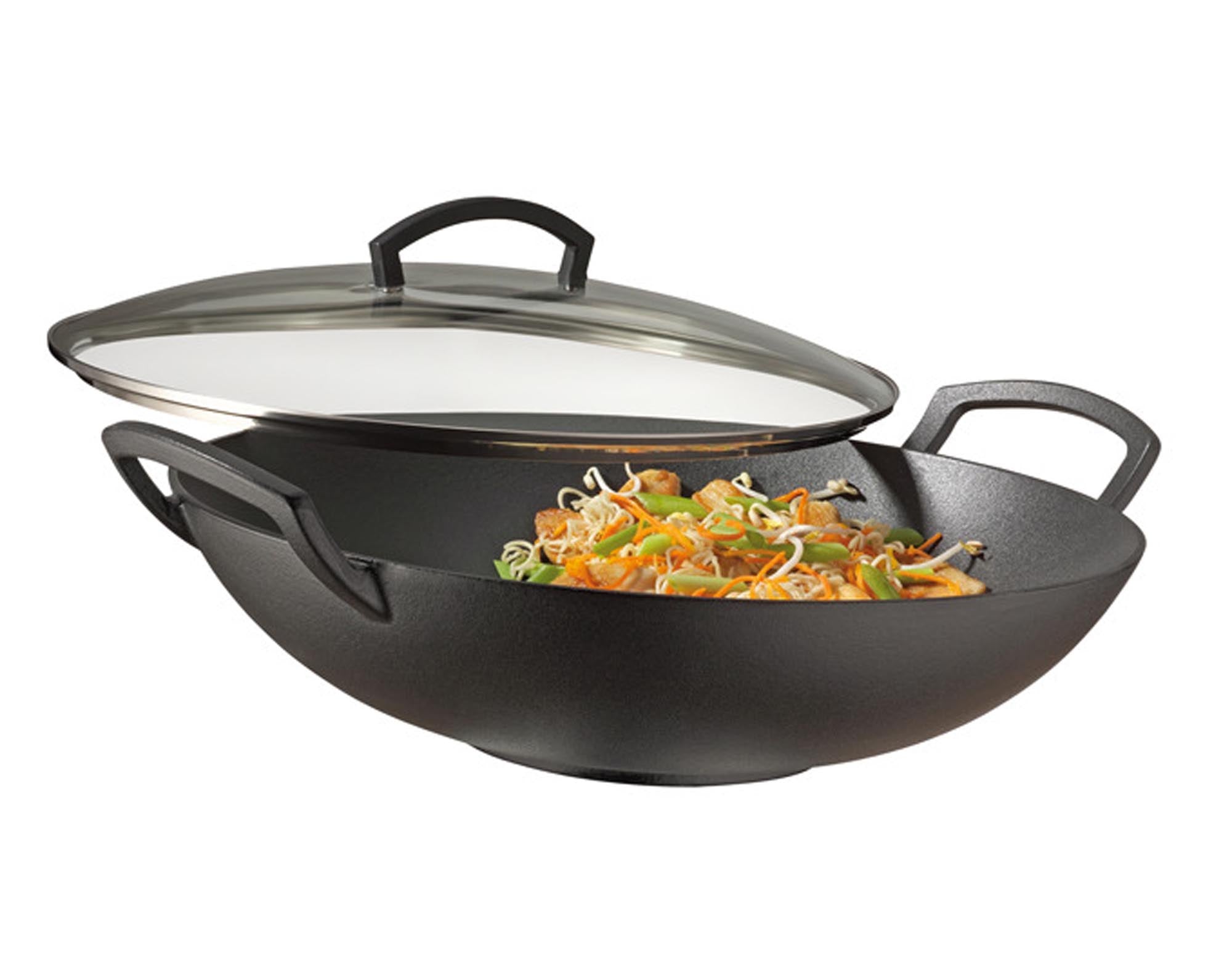 Entdecken Sie den SPRING Wok aus Gusseisen mit Glasdeckel (ø 35 cm) – ideal für asiatische Gerichte, hervorragende Wärmespeicherung und vielseitig einsetzbar.