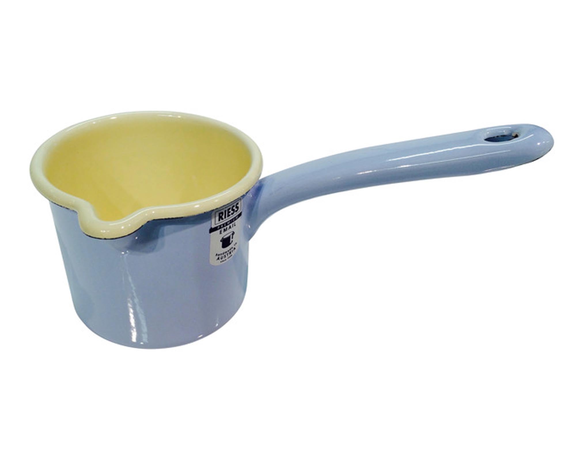 Entdecken Sie den RIESS Schnabeltopf mit Stiel in Pastellblau (0,50 l, ø 9 cm) – ideal für präzises Ausgiessen von Milch und Saucen. Hochwertiger emaillierter Stahl, ergonomisches Design, langlebig und pflegeleicht.
