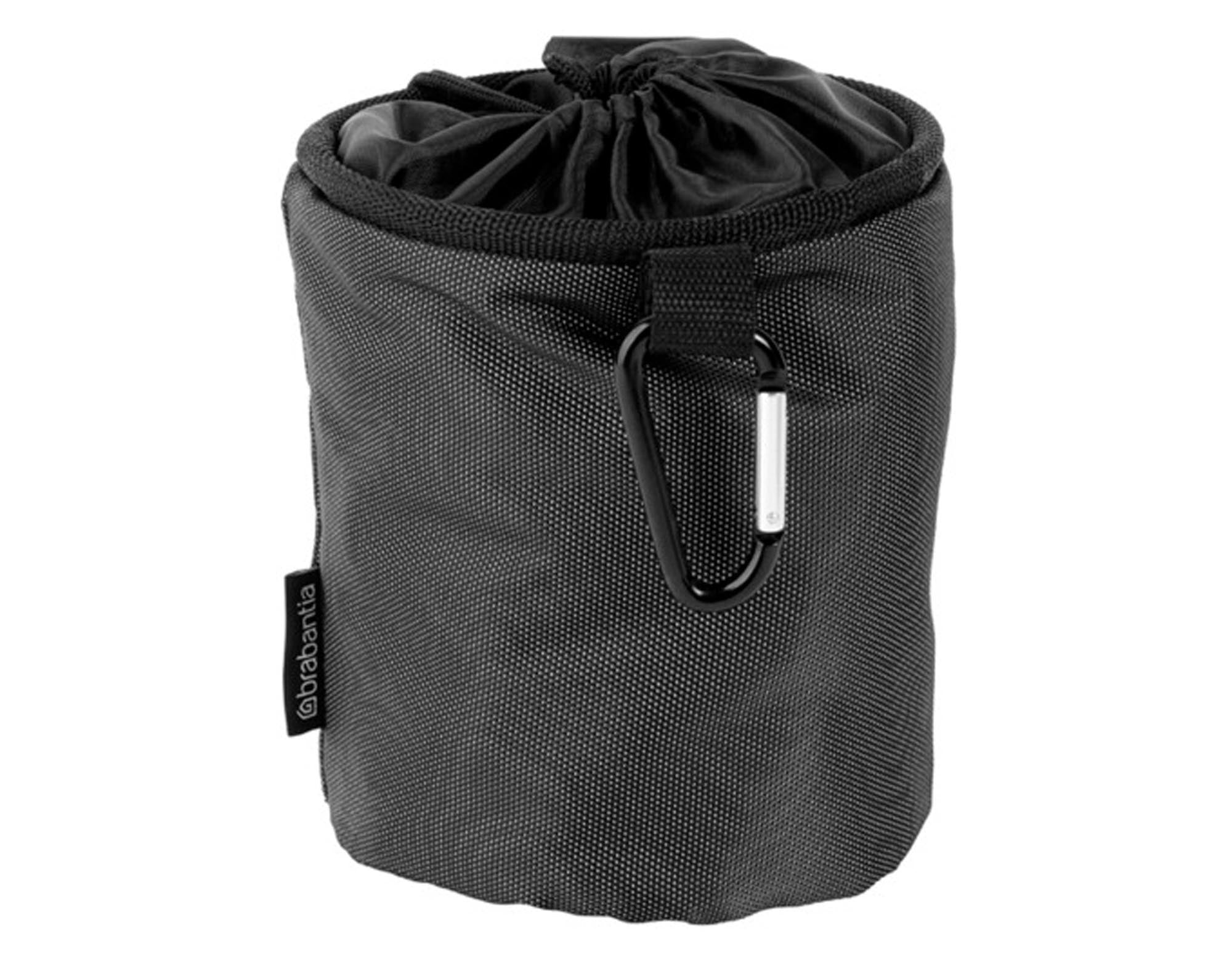 Entdecken Sie den BRABANTIA Wäscheklammersack Premium in Schwarz – ideal für Ordnung und Effizienz beim Wäscheaufhängen. Hergestellt aus strapazierfähigem Polyester, wasserabweisend, mit Platz für bis zu 100 Wäscheklammern. Modernes Design, leicht und handlich – der perfekte Helfer für jeden Haushalt!