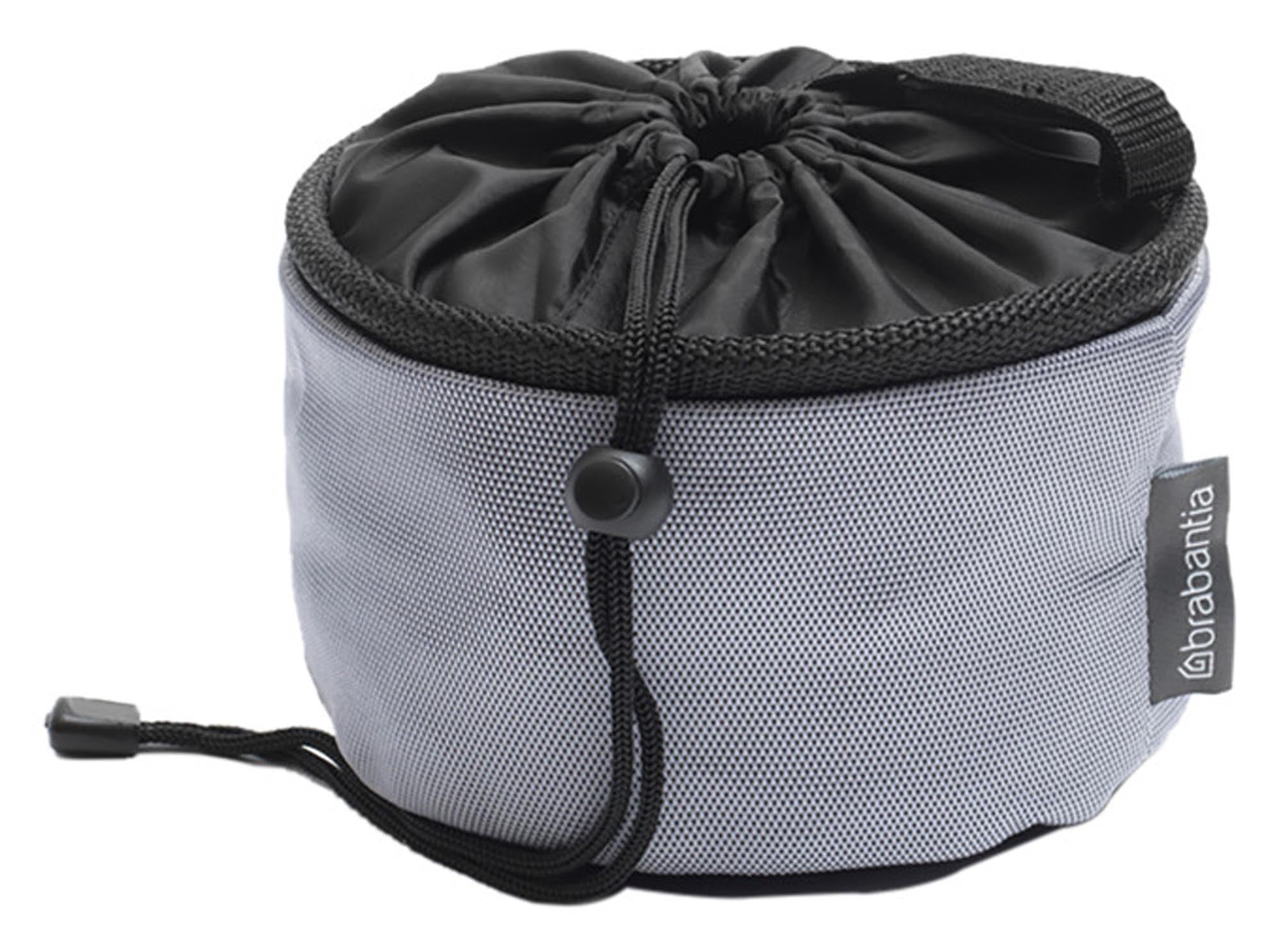 Der BRABANTIA Wäscheklammersack Compact in Grau bietet Ordnung und Effizienz beim Wäscheaufhängen. Hergestellt aus strapazierfähigem Polyester, ist er pflegeleicht und wasserabweisend. Mit praktischem Verschluss und modernem Design ist er die ideale Lösung für Ihre Wäscheklammern.