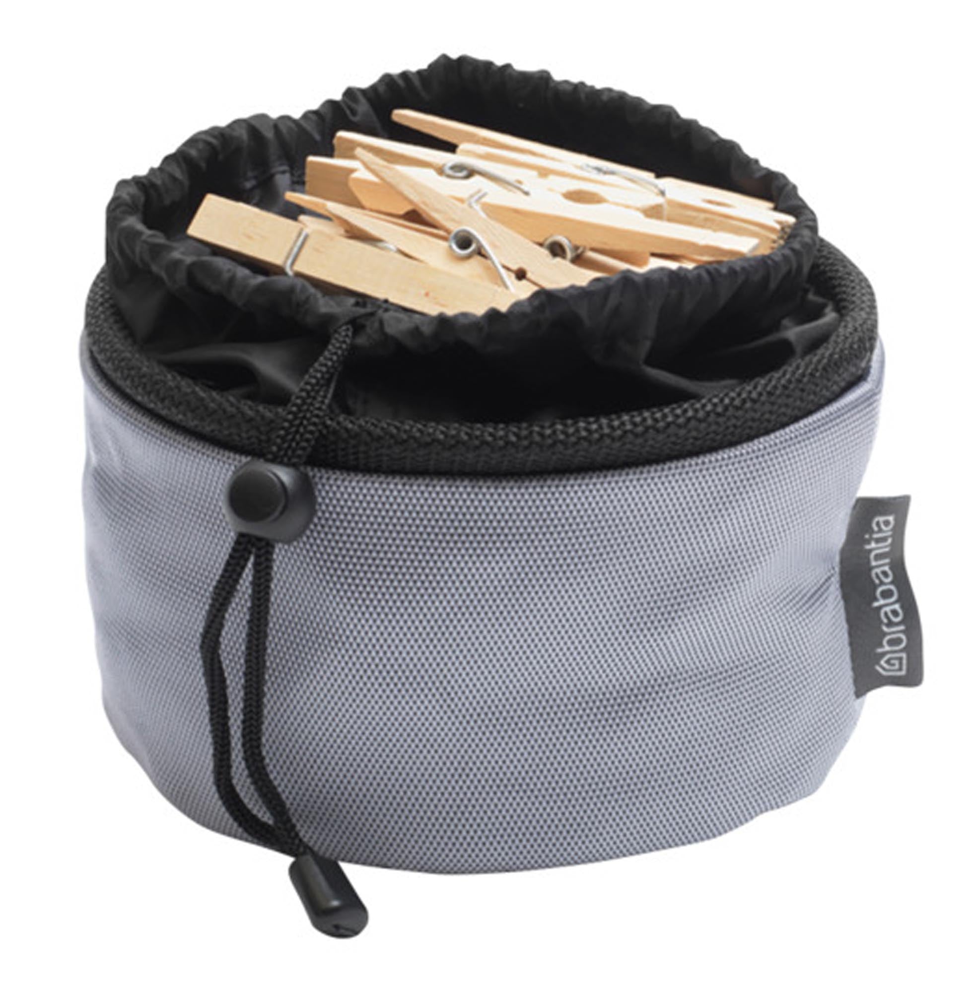 BRABANTIA Wäscheklammersack Premium Farben assortiert in präsentiert im Onlineshop von KAQTU Design AG. Wäschekorb ist von BRABANTIA