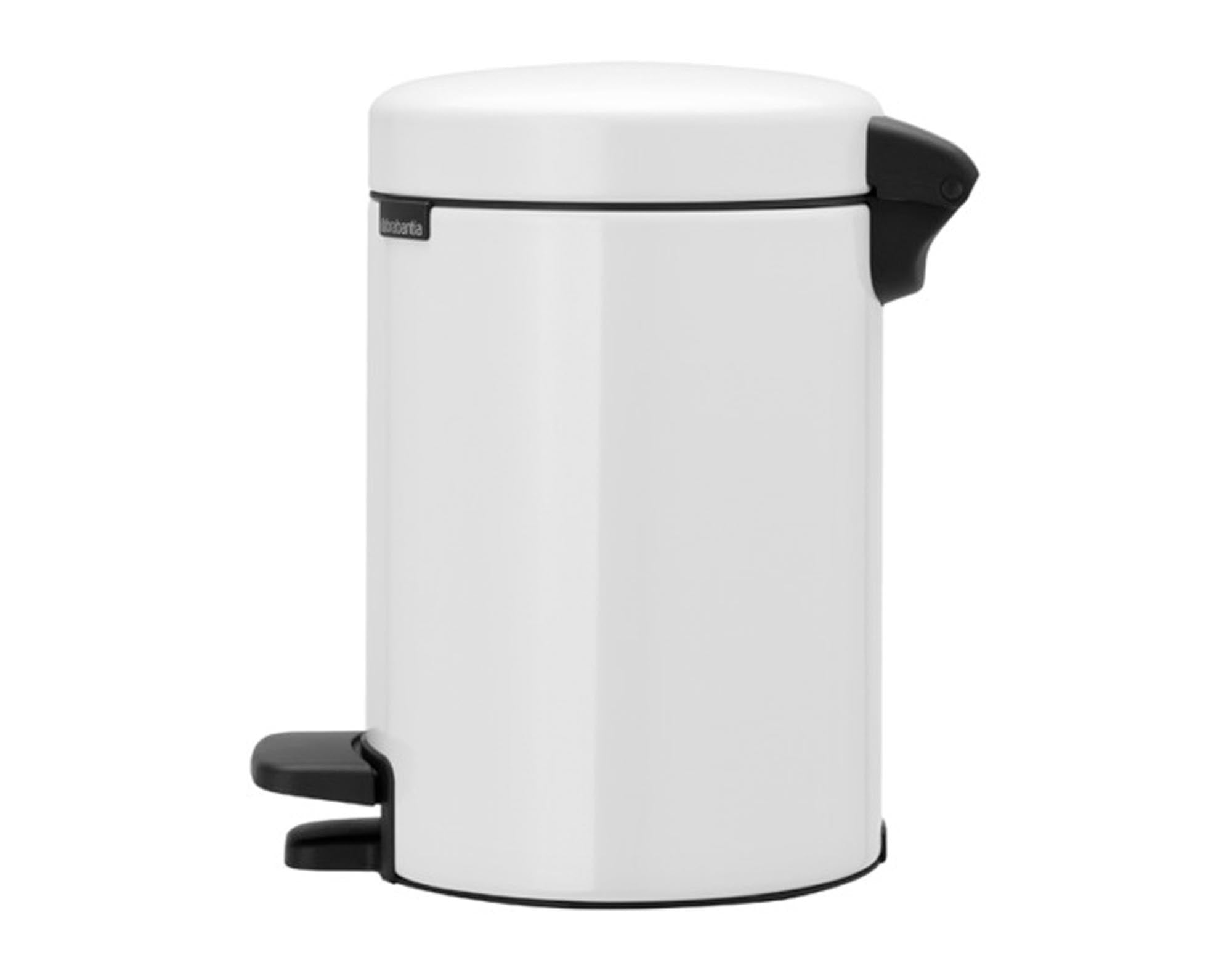Entdecken Sie den BRABANTIA Treteimer NewIcon 5 l in Weiß. Hochwertiger, hygienischer Mülleimer mit innovativem Pedal-System und modernem Design.
