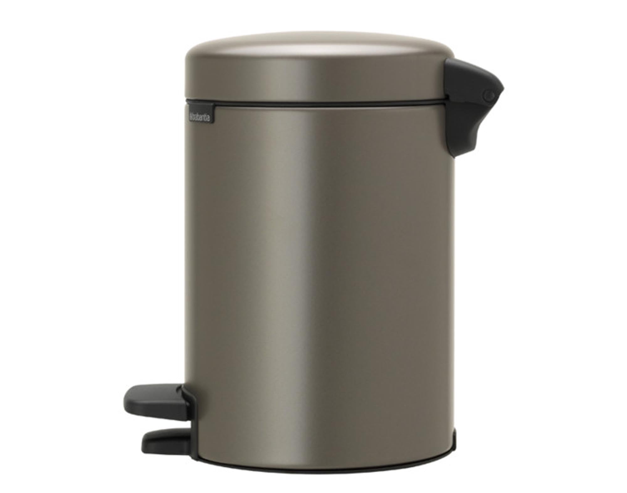 Entdecken Sie den BRABANTIA Treteimer NewIcon 3 l: elegantes Design, hochwertige Verarbeitung, hygienischer Fußtrittmechanismus und herausnehmbarer Inneneimer.