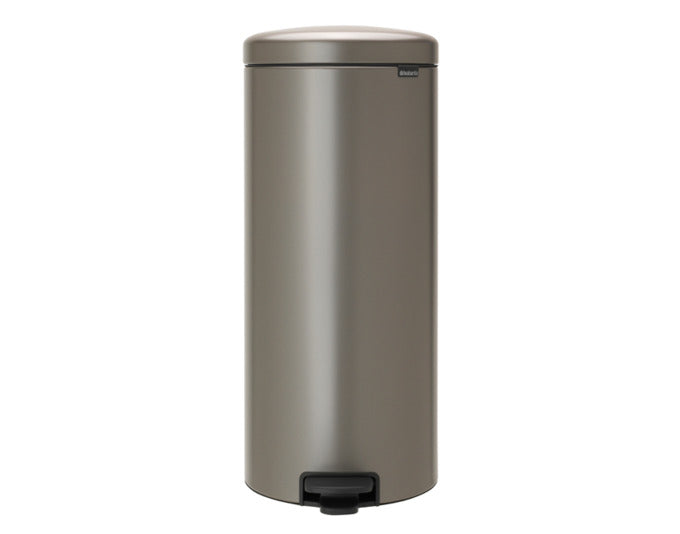Grauer Treteimer aus Stahlblech mit Fusspedal, Soft-Close-Deckel und herausnehmbarem Kunststoffinneneimer, Farbe Platinum, 30 Liter Fassungsvermögen.