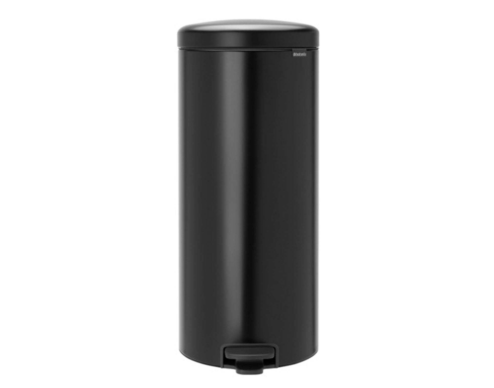 Entdecken Sie den BRABANTIA Treteimer NewIcon 30 l in matt black. Stilvoll, geruchsdicht und aus hochwertigem Edelstahl – ideal für moderne Küchen!