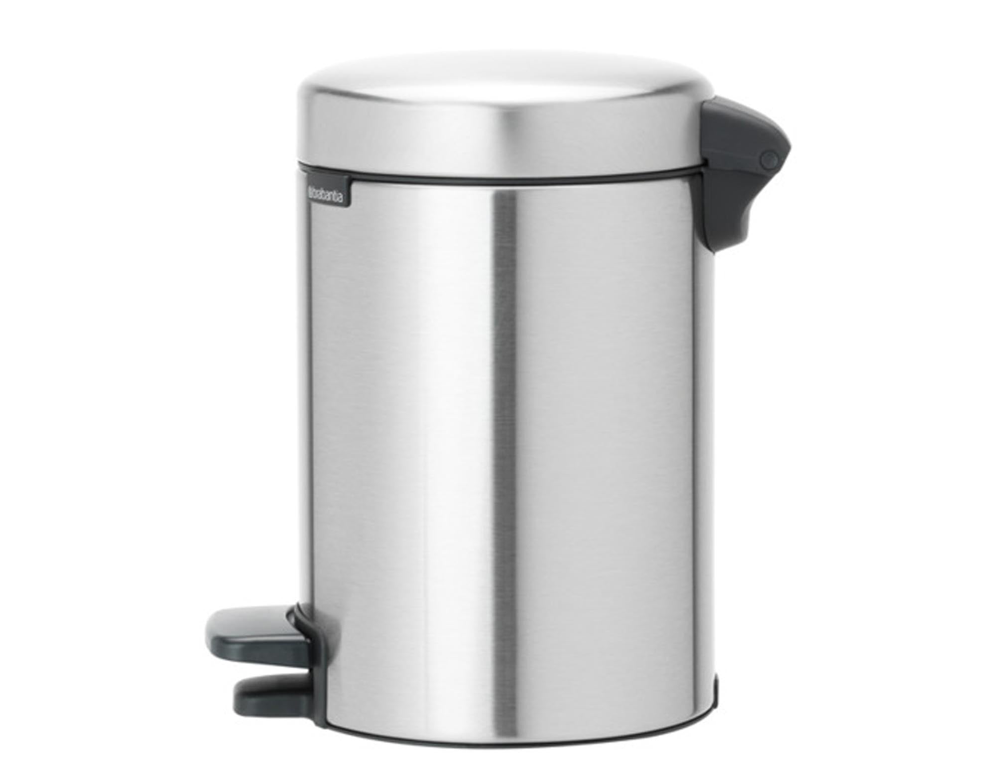 Entdecken Sie den BRABANTIA Treteimer NewIcon 5 l in matt steel – ideal für kleine Küchen, Badezimmer und Büros. Hochwertiger, rostfreier Stahl, hygienisches Pedal-System und herausnehmbarer Innenbehälter für einfache Reinigung. Modernes Design und 10 Jahre Garantie.