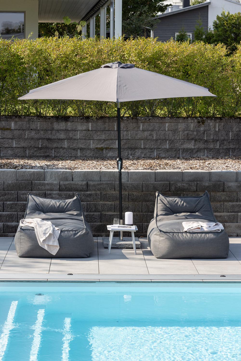 Leeds Sonnenschirm in Grau präsentiert im Onlineshop von KAQTU Design AG. Sonnenschirm ist von Venture Home